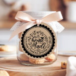 Geluk is een  kraftpapier uit de homemade bedankjes labels<br><div class="desc">Geluk is een  kraftpapier dat  is voor tags. Dit douaneontwerp kenmerkt een rond scallop lijst met het typografische citaat "Geluk is Homemade". Pas dit aangepaste ontwerp aan met uw eigen naam. Ideaal voor zelfgemaakte levensmiddelen,  geschenken of schoonheidsproducten.</div>