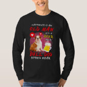 Geluk is een oud Man met een bere-hond. T-shirt (Voorkant)