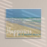 Geluk is een Warm Beach Funny Seaside Home Poster<br><div class="desc">Het grappige strand citeert poster met prachtige zeebodemfotografie met een  sandpiper die op een zonnige zomerdag aan de rand van de oceaangolven staat. Geluk is een warm strand. Een leuke eilandafdruk met een leuk spel op woorden. Wees blij,  je bent aan de kust.</div>