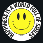 Geluk is een wereld vol glimlachende Sticker<br><div class="desc">"Geluk is een wereld vol glimlachen" Gele glimlach Ronde Glanzende Sticker. Ontworpen door SMILIEWEAR™. Verspreid een beetje geluk! Grote en kleine stickers beschikbaar. ONTWERP GEOPTIMALISEERDE LICHTE KLEUR ACHTERGRONDOPTIES. Een grappige en vrolijke sticker voor cadeauverpakking, een persoonlijk accessoire of een sticker van de naam van een verjaardags- of kerstfeestje. Wat is...</div>