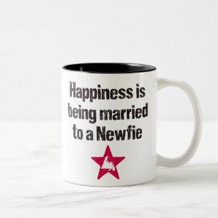 Geluk is getrouwd met een Newfie-Mok Tweekleurige Koffiemok