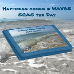 Geluk komt de dag in de Zeeen van Waves Drievoud Portemonnee<br><div class="desc">Geluk komt in WAVES... ZEEEN de dag! De golven die op de kustlijn en oceaanvrachtaars in de kust aan de verre horizon breken, zijn een gemeenschappelijk, maar mooi uitzicht van de oceaan uit Fort Lauderdale Beach Florida. Het is een kaap van zand, zee en surf dat op deze portemonnee is...</div>
