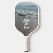 Geluk komt in golven ZEEEN de dag blauw Pickleball Paddle (Achterkant)