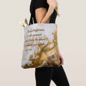 Geluk vinden in het moment… Lee Hiller Quote Tote Bag (Dichtbij)