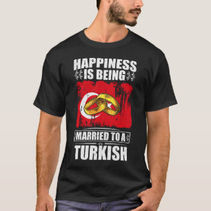 Geluk wordt getrouwd met een Turks T-shirt