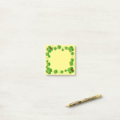 Gelukbrengende vierbladige klavers & lieveheersbee post-it® notes (Op bureau)