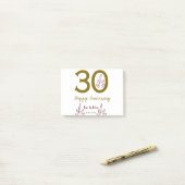 Gelukkig 30-jarig jubileum naam datum gouden rode post-it® notes (Op bureau)