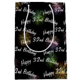 Gelukkig 32e verjaardag vuurwerk op zwart medium cadeauzakje (Voorkant)