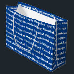 Gelukkig Chanoeka blauw modern typografie patroon Groot Cadeauzakje<br><div class="desc">Gelukkig Chanoeka blauw en wit modern typografie patroon grote geschenk tas. Wit tekstpatroon op blauwe achtergrond.</div>