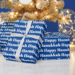 Gelukkig Chanoeka blauw wit modern typografie cade Cadeaupapier<br><div class="desc">Gelukkig Chanoeka blauw en wit moderne typografie patroon cadeau Wrapping Paper. Wit tekstpatroon op blauwe achtergrond.</div>