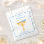 Gelukkig Chanoeka Menorah Schattige Custom Party Bedankzakje<br><div class="desc">Schattigee aangepaste Happy Chanoeka partij gunsttas voor een joodse familie of een Chanoeka partij met een synagoge. Personaliseer met je eigen achternaam of groepsinformatie in blauw onder de  gouden menora in blauw schrift.</div>