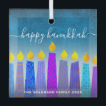Gelukkig Chanoeka Script Menorah kaarsen Turquoise Glas Ornament<br><div class="desc">"Happy Hanukkah." Een speelse, moderne, artsachtige illustratie van boho patroonkaarsen helpt je in stijl te gebruiken in de vakantie van Hanukkah. De gesorteerde blauwe kaarsen met kleurrijke faux patronen van de folie en uw familienaam en jaar, leggen een turkooisgradiënt aan witte textureerde achtergrond over. Voel de warmte en de vreugde...</div>