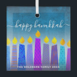 Gelukkig Chanoeka Script Menorah kaarsen Turquoise Glas Ornament<br><div class="desc">"Happy Hanukkah." Een speelse, moderne, artsachtige illustratie van boho patroonkaarsen helpt je in stijl te gebruiken in de vakantie van Hanukkah. De gesorteerde blauwe kaarsen met kleurrijke faux patronen van de folie en uw familienaam en jaar, leggen een turkooisgradiënt aan witte textureerde achtergrond over. Voel de warmte en de vreugde...</div>