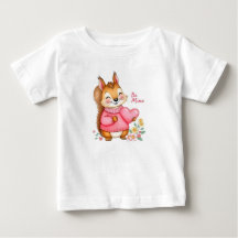 Gelukkig eekhoorntje met roze trui houdt een hart