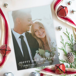Gelukkig en getrouwd Eenvoudige trouwfoto Kerstmis Feestdagenkaart