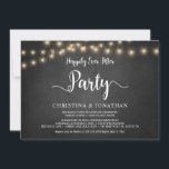 Gelukkig Feest na de Bruiloft,  Verlichte Vluchtig Kaart<br><div class="desc">Prachtige Gelukkig-na-de-bruiloft-feest,  Trouwvluchtige Bruiloft Aankondigings- / Uitnodigingskaart,  in Rustieke boerderij krijtbord,  Slingierlicht ontwerp. Dit is perfect voor je trouwreceptie en na-trouw feest. Voeg je details toe in overeenkomende lettertype / lettering.
#TeeshaDerrick</div>