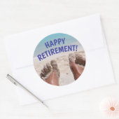 Gelukkig Gepensioneerd Funny Voeten op Strand Ronde Sticker (Envelop)