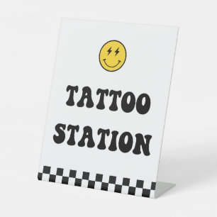 Gelukkig Gezicht Eén Gelukkige Kerel Tattoo Statio Reclamebord Met Voetstuk