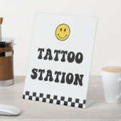Gelukkig Gezicht Eén Gelukkige Kerel Tattoo Statio Reclamebord Met Voetstuk (Insitu)