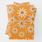 Gelukkig glimlachend retro-wit bloeschema inpakpapier vel (In situ)