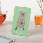 Gelukkig glimlachend schattig caka-cartoon ontwerp reclamebord met voetstuk (Insitu)