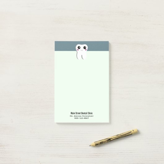 Gelukkig glimlachend tandtandheelkundig deeg post-it® notes (Op bureau)