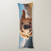 Gelukkig Golden Retriever Running Lichaamskussen (Achterkant (Verticaal))