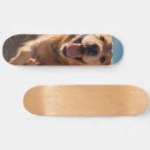 Gelukkig Golden Retriever Running Persoonlijk Skateboard (Horizontaal)