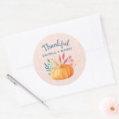 Gelukkig Grateful Blessed met Oranje pompoen Ronde Sticker (Envelop)