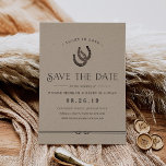 Gelukkig in de liefde | Rustic Kraft Save The Date<br><div class="desc">Rustic save the date design print on brown kraft paper is voorzien van donkerbruine letters met "geluk in liefde" en een paar hoefijzers bovenaan,  voorzien van een geknoopt touw dat zich aan de onderkant uitstrekt.</div>