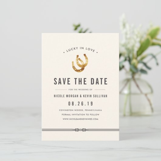 Gelukkig in de liefde | Rustieke Hoefijzers Save The Date (Staand voorkant)