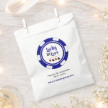 Gelukkig in liefde blauw wit poker chip bruiloft g bedankzakje<br><div class="desc">Ga je trouwen in Las Vegas of een andere leuke casino stad? Of een casino thema bruiloft? Deze "Lucky in Love" blauwe,  witte en zwarte draagtassen zouden een perfecte manier zijn om uw gasten een bedankje mee naar huis te laten nemen.</div>
