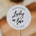 Gelukkig in liefde bruiloft loterij gunst ronde sticker<br><div class="desc">Lucky In Love Trouwloterij Favor Stickers</div>