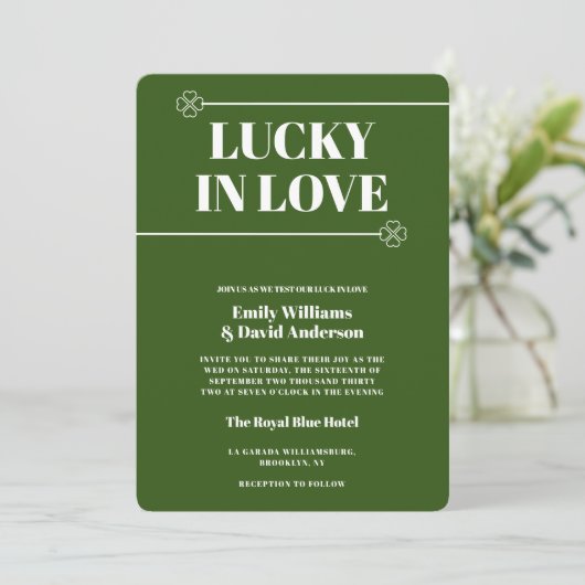 Gelukkig in Liefde Groene Vier Blad Moderne Bruilo Kaart (Staand voorkant)