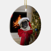 Gelukkig kerstfeest Pug Misha met Bow Keramisch Ornament (Rechts)