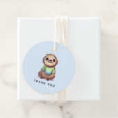 Gelukkig lachende luiaard zit ontspannen dank u bedankjes labels (In situ)