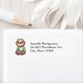 Gelukkig lachende luiaard zit ontspannen etiket (Insitu)