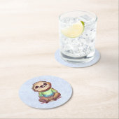 Gelukkig lachende luiaard zit ontspannen ronde kartonnen onderzetter (Insitu)