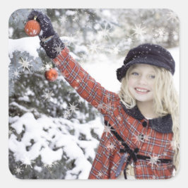 Gelukkig meisje dat kerstboom versiert vierkante sticker