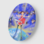 Gelukkig meisje met vogels - Geluk - rond Grote Klok (Hoek)