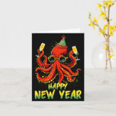 Gelukkig Nieuwjaar 2026 Octopus Drinkende Champagn Kaart (Gele Bloem)