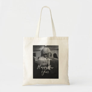 Gelukkig nieuwjaar koppel foto naam jaar zwart wit tote bag