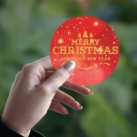Gelukkig nieuwjaar met vrolijk kerstfeest met held ronde sticker
