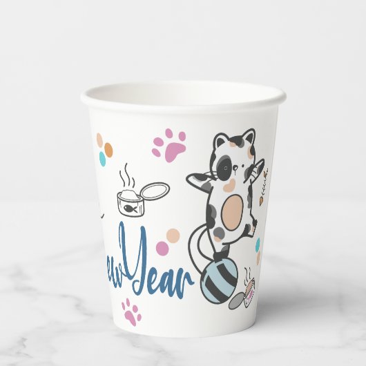 Gelukkig Nieuwjaar tussen Kittens in balans op een Papieren Bekers (Achterkant)