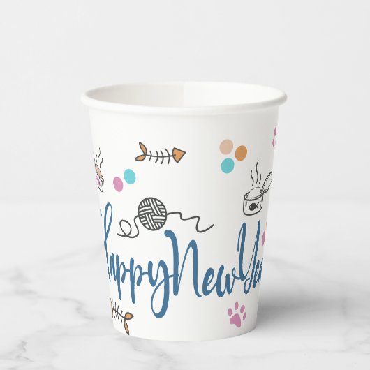 Gelukkig Nieuwjaar tussen Kittens in balans op een Papieren Bekers (Links)