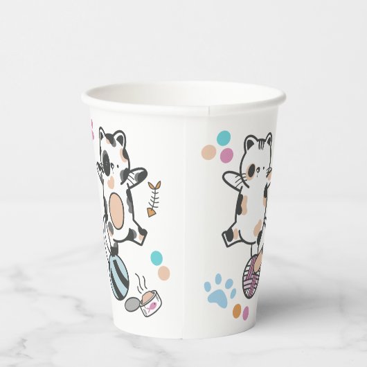 Gelukkig Nieuwjaar tussen Kittens in balans op een Papieren Bekers (Rechts)