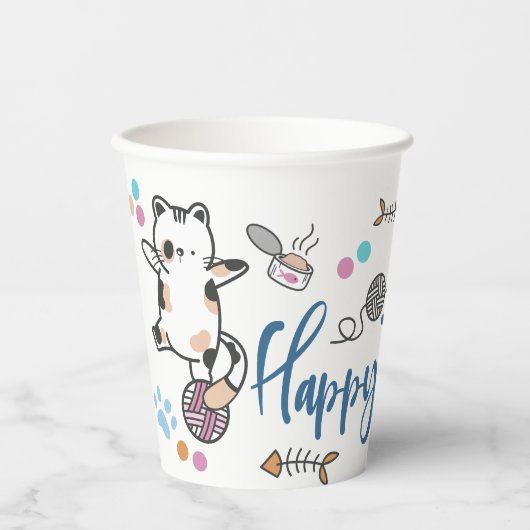 Gelukkig Nieuwjaar tussen Kittens in balans op een Papieren Bekers (Voorkant)