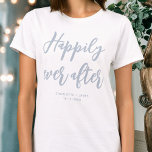 Gelukkig nooit na bruiloft gepersonaliseerde Dusty T-shirt<br><div class="desc">Maak een statement met dit gepersonaliseerde trouwt-shirt! De woorden 'Happily ever after' zijn geschreven in een trendy scriptlettertype en hieronder kun je een aangepaste naam,  trouwdatum,  locatie of andere tekst toevoegen. Een leuk cadeau voor elke bruid! Kleuren: stoffig blauw en wit.</div>