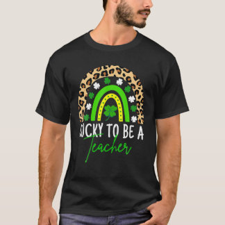 Gelukkig om een regenboogleraar te zijn St. Patric T-shirt