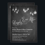 Gelukkig ooit, Edison Lichten, Chalkboard Kaart<br><div class="desc">Deze elegante maar rustige trouwreceptiekaart kenmerkt een getextureerd krijt achtergrond grafische beklede afbeeldingen die koorden van grayscale lichten Edison tonen. Ik heb een uitgewerkte, moderne manuscriptdoopvont gebruikt om grafiek terug te geven die de woorden "gelukkig na"op de voorzijde en "liefde"op de rug afschilderen. Uw eigen tekst wordt gemakkelijk toegevoegd om...</div>